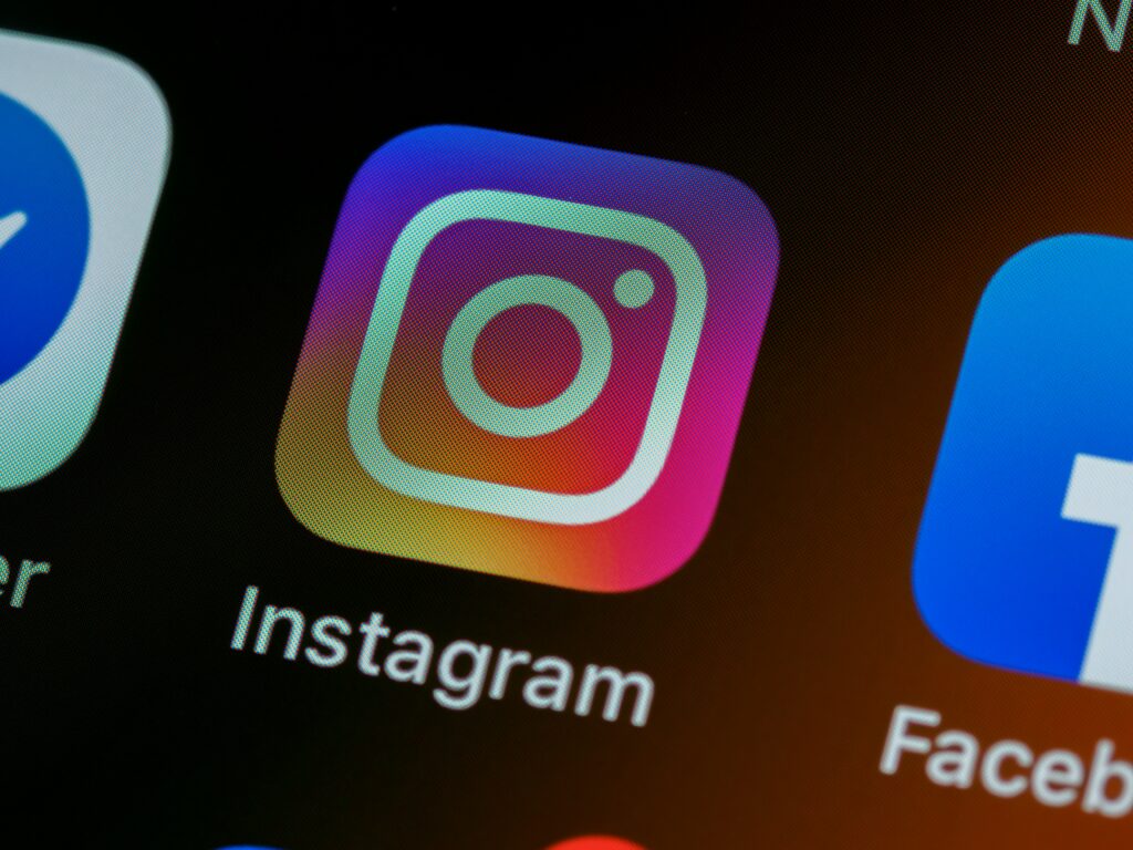 Amazon_partners_with_Facebook_and_Instagram